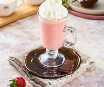 ÇİLEKLİ BEYAZ SICAK ÇİKOLATA