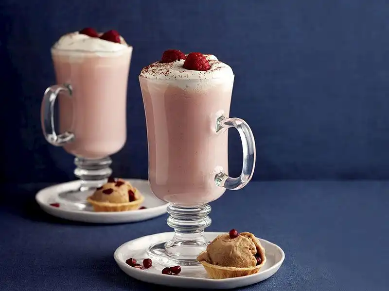 ÇİLEKLİ BEYAZ SICAKA ÇİKOLATA